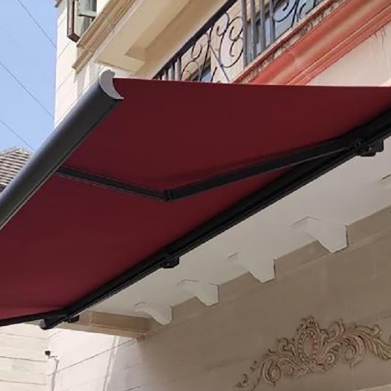 Nivelvarren ohjauskiskon ulkoiset rullavarjostimet