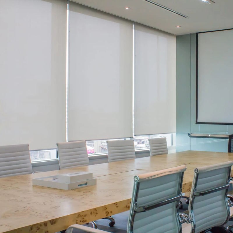 Toimiston rullalliset pimennysverhot